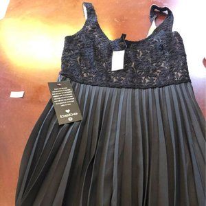 BEBE CONTRAST PLEATED SKIRT DRESS